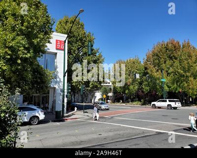 Facciata del negozio al dettaglio di lusso di abbigliamento giapponese UNIQLO società in Walnut Creek, California, 4 ottobre 2019. () Foto Stock