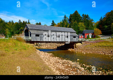 Una vista laterale di un oggetto iconico ponte che attraversa il fiume irlandese a Saint Martins New Brunswick Canada. Foto Stock