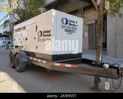 Un grande generatore diesel dal Regno Rentals è visibile alla Walnut Creek Bay Area Rapid Transit (BART) stazione ferroviaria a seguito di Pubblica Sicurezza Shutoffs potenza che interessano la zona della Baia di San Francisco, Walnut Creek, California, il 2 novembre 2019. () Foto Stock