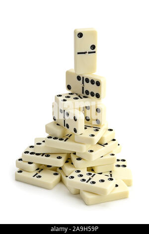 Piramide di domino di bianco isolato su sfondo bianco Foto Stock