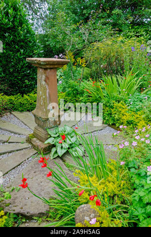 Meridiana in giardino a Broughton House a Kirkcudbright, Dumfries and Galloway, Scozia, dove l'artista Edward Atkinson Hornel (1864-1933) visse. Foto Stock