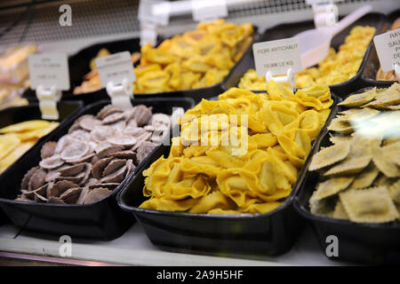 Pasta fresca / ravioli in vendita su un mercato coperto, Metz, Francia Foto Stock