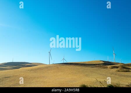 Le turbine eoliche sono visibili lungo Altamont Pass nei pressi di Tracy, California, con copia spazio, Ottobre 26, 2019. () Foto Stock