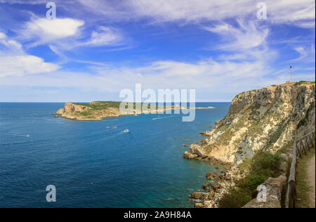 L'arcipelago delle Tremiti Isola: vista di Capraia isolotto dal vicino a San Nicola isola. Esso è situato nel Parco Nazionale del Gargano (Puglia). Foto Stock