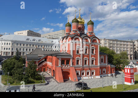 Mosca, Russia - Luglio 7, 2019: Znamensky cattedrale sulla Varvarka street su una soleggiata giornata estiva. Vista dal parco Zaryadye. Foto Stock