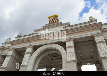 Mosca, Russia - Luglio 8, 2019: l'ingresso principale al territorio del All-Russian Exhibition Centre (VDNH) in una giornata di sole Foto Stock