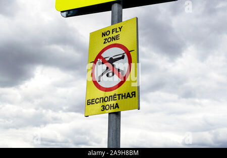 No Fly Zone cartello stradale su un nuvoloso giorno di estate Foto Stock