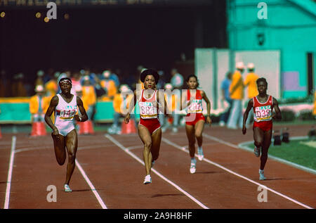 Florence Griffith Joyner (USA) competono al 1984 Olympoic giochi d'estate. Foto Stock