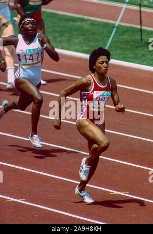 Florence Griffith Joyner (USA) competono al 1984 Olympoic giochi d'estate. Foto Stock