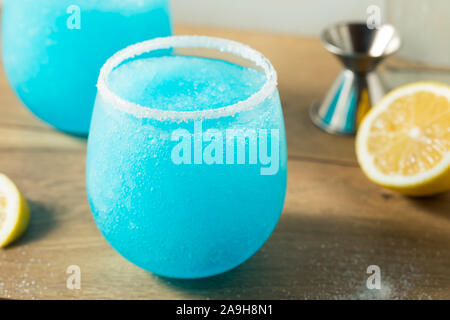 In casa congelato blu Jack Frost Cocktail al limone con vodka Foto Stock