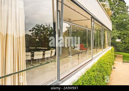 Brno, Repubblica Ceca (9 agosto 2016) La grande finestra del soggiorno in Villa Tugendhat (architetto Ludwig Mies van der Rohe) su una collina di Brno Foto Stock