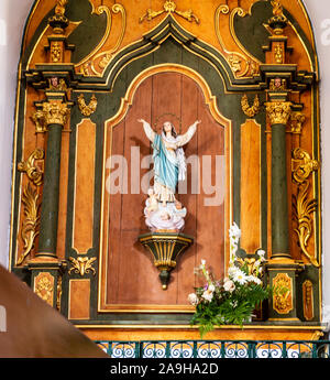 Vista del lato altare dedicato alla Vergine Maria, nel XVIII secolo la chiesa Parrocchiale di St Andrew in Vila Nova de Poiares, Coimbra, Portogallo Foto Stock