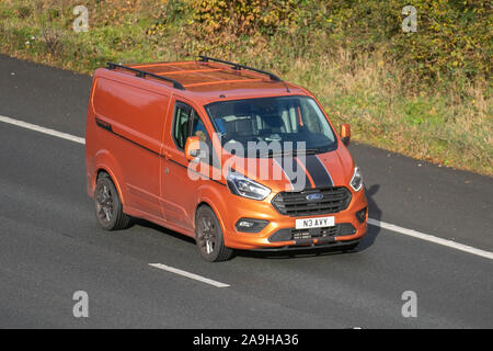 2018 arancione Ford Transit Custom 290 Sport UK con numero privato piastra, personalizzati e amati, dateless, DVLA i contrassegni di registrazione, registrazioni; traffico veicolare, trasporti, veicoli moderni, carrozze salone, sud-legato sulla corsia di 3 M61 Autostrada autostrada. Foto Stock