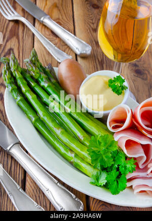 Asparagi verdi e prosciutto con salsa hollandaise Foto Stock
