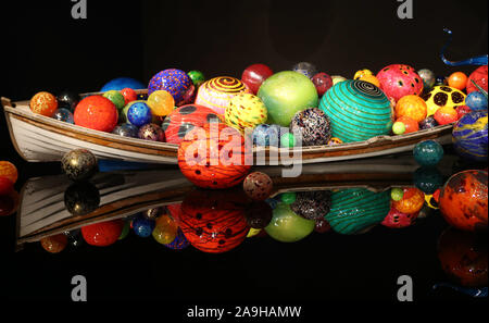 (191115) -- Seattle (USA), nov. 15, 2019 (Xinhua) -- vetro opere sono visibili nel giardino di Chihuly e vetro a Seattle, Washington, negli Stati Uniti il 9 novembre 14, 2019. Chihuly Garden e vetro in Seattle vetrine incredibile e unico opere del famoso vetro artista Dale Chihuly, il cui lavoro è incluso in più di 200 collezioni di numerosi musei di tutto il mondo. (Xinhua/Qin Lang) Foto Stock