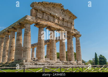 Parte frontale del Tempio di Atena, dea greca della sapienza, arti e guerra, presi nella zona archeologica di Paestum Foto Stock
