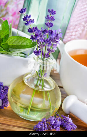 Wellness - Lavanda - il tè e l'olio Foto Stock