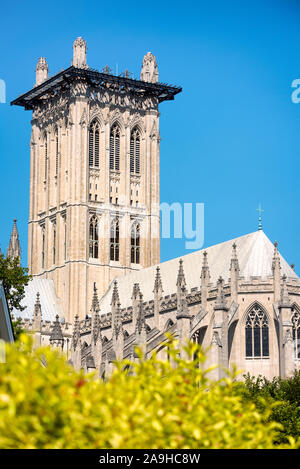 WASHINGTON, DC - Washington National Cathedral è una chiesa episcopale situata a Washington DC ed è il luogo di molte delle principali chiese e dei servizi di memoria di Washington DC. Progettata in stile neogotico, la sua costruzione è iniziata nel 1906, con lavori che proseguono nei decenni successivi. E' il secondo edificio della chiesa più grande degli Stati Uniti ed e' la quarta struttura piu' alta di Washington DC, una caratteristica enfatizzata dal sedersi su un punto alto che si affaccia sulla citta'. È meglio conosciuta come Washington National Cathedral, ma il suo nome formale è Cathedral Church of Saint Peter Foto Stock