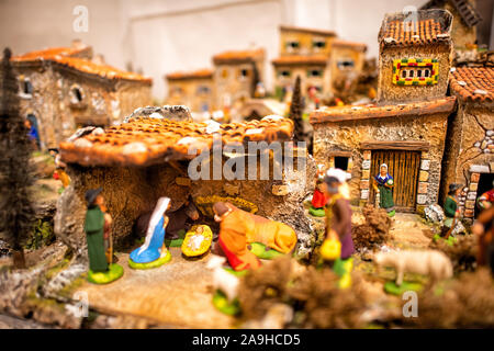 Marcel Carbonel Santons Creche Scene Washington DC // WASHINGTON DC - Un set francese di santon realizzato da Marcel Carbonel, un maestro santon maker nella regione della Provenza in Francia. I santoni formano una tradizionale scena creca raffigurante la nascita di Cristo. Questo set è un'intricata rappresentazione dettagliata di un villaggio provenzale, completo di case, un mulino a vento, ponti sul fiume e un santuario in cima alla montagna. Esso raffigura episodi di vita quotidiana dei primi anni del XIX secolo. La Washington National Cathedral è una chiesa episcopale situata a Washington DC ed è il sito di molti dei più importanti di Washington DC Foto Stock
