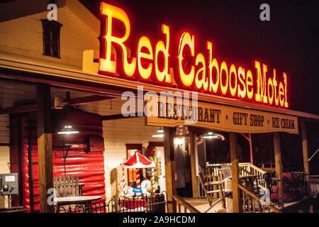 RONKS Pennsylvania - Red Caboose Motel, vicino Lancastter, PA, è una stazione ferroviaria motel a tema e ristorante. Non è distante da altri di tema ferroviario attrazioni e musei nelle vicinanze. Le sistemazioni dell'hotel sono convertiti in vecchi vagoni ferroviari. Foto Stock