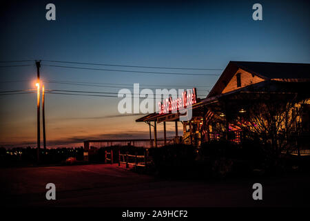 Red Caboose Motel Ronks Pennsylvania // RONKS, Pennsylvania - The Red Caboose Motel, vicino a Lancastter, Pennsylvania, è un motel e ristorante a tema ferroviario. Non è lontano da altre attrazioni a tema ferroviario e musei nelle vicinanze. Le sistemazioni dell'hotel sono in vecchie carrozze ferroviarie convertite. Foto Stock