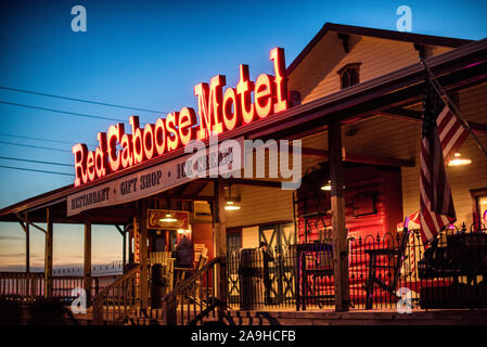 RONKS Pennsylvania - Red Caboose Motel, vicino Lancastter, PA, è una stazione ferroviaria motel a tema e ristorante. Non è distante da altri di tema ferroviario attrazioni e musei nelle vicinanze. Le sistemazioni dell'hotel sono convertiti in vecchi vagoni ferroviari. Foto Stock