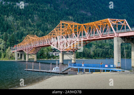 Grande ponte arancione (Bob) sopra il lago di Kootenay, Nelson, British Columbia, Canada Foto Stock