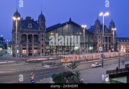 Budapest, Nyugati Pályaudvar, la Westbahnhof, la stazione ferroviaria occidentale, Eiffel 1877 Foto Stock