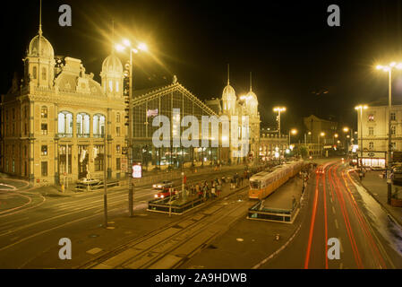 Budapest, Nyugati Pályaudvar, la Westbahnhof, la stazione ferroviaria occidentale, Eiffel 1877 Foto Stock