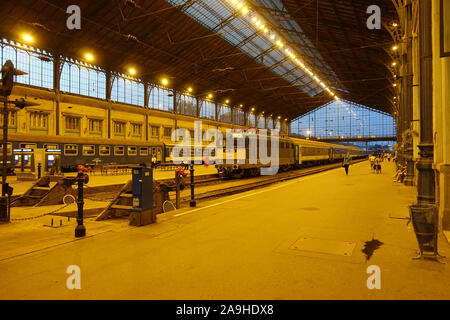 Budapest, Nyugati Pályaudvar, la Westbahnhof, la stazione ferroviaria occidentale, Eiffel 1877 Foto Stock