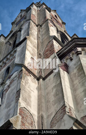 La bella e antica cattedrale è piuttosto fatiscente e non mantenuti con la caduta di una facciata. Foto Stock