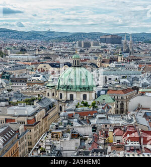 Vista di Peterskirche dalla sommità di Stephansdom nel centro storico della città vecchia di Vienna, Austria Foto Stock