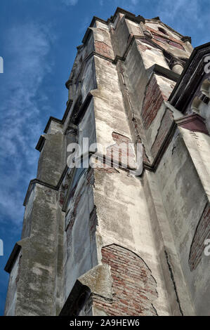 La bella e antica cattedrale è piuttosto fatiscente e non mantenuti con la caduta di una facciata. Foto Stock