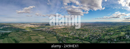 Antenna panoramica drone vista della città di Vienna da Kahlenberg colline Foto Stock