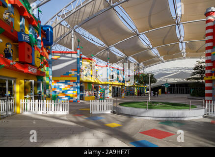 DUBAI, UAE, gennaio 09, 2019: Shop e le aree per le famiglie con bambini nel parco a tema LEGOLAND a Dubai Parchi Foto Stock