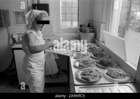 HM prigione Styal Wilmslow Cheshire Regno Unito degli anni ottanta. Womens prigione,prigioniero femmina cucinare il pranzo per la sua ala detenuti. Cheshire 1986 Inghilterra HOMER SYKES Foto Stock