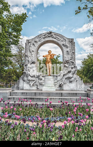 Vienna, Austria - 28 Aprile 2019: Mozart statua d'oro in Mozart Memorial Park Foto Stock