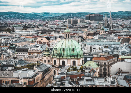 Vienna, Austria - 27 Aprile 2019: Vista di Peterskirche dalla sommità di Stephansdom Foto Stock