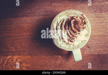 Una deliziosa tazza di crema di zucca Latte macchiato di spezie in un Coffee Shop Foto Stock
