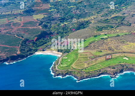 Vista aerea della costa meridionale di Kauai con piantagioni di caffè, giardini botanici e un campo da golf Poipu Kauai Hawaii USA Foto Stock