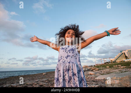 Ritratto di giovane latino piccola ragazza sorridente Foto Stock