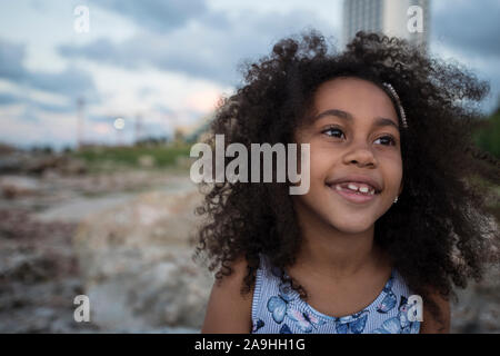 Ritratto di giovane latino piccola ragazza sorridente Foto Stock