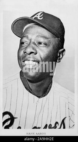 Didascalia 117/600 Vintage in bianco e nero ritratto della Hall of Fame giocatore di baseball Hank Aaron con la Atlanta Braves circa sessanta-1970s. Foto Stock