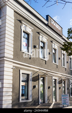 Diaber Szolgaltatohaz (Centro Servizi Centro) facciata anteriore, Sopron, Ungheria Foto Stock