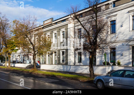 Diaber Szolgaltatohaz (Centro Servizi Centro) facciata anteriore, Sopron, Ungheria Foto Stock