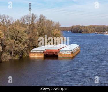 Granella tre chiatte ormeggiate insieme lungo il fiume Illinois su una soleggiata giornata di caduta Foto Stock