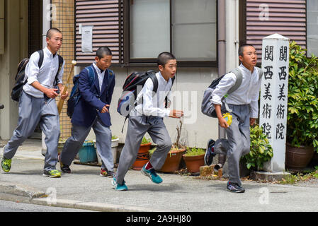 Studenti giapponesi in esecuzione, Kyoto Foto Stock
