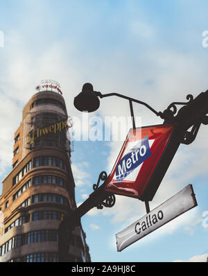 Madrid, Spagna - Nov 16, 2019: dettaglio del segno della stazione della metropolitana di Callao a Madrid, Spagna, con un effetto retrò Foto Stock