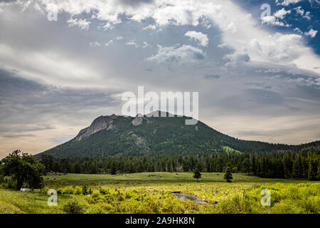Deer Mountain al Parco Nazionale delle Montagne Rocciose in Colorado come visto da Fall River Road. Foto Stock