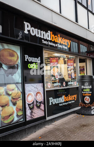 Poundbakery nella high street di Hanley, Stoke on Trent, Pound panificio, economici panettieri e concorrente a Greggs Foto Stock